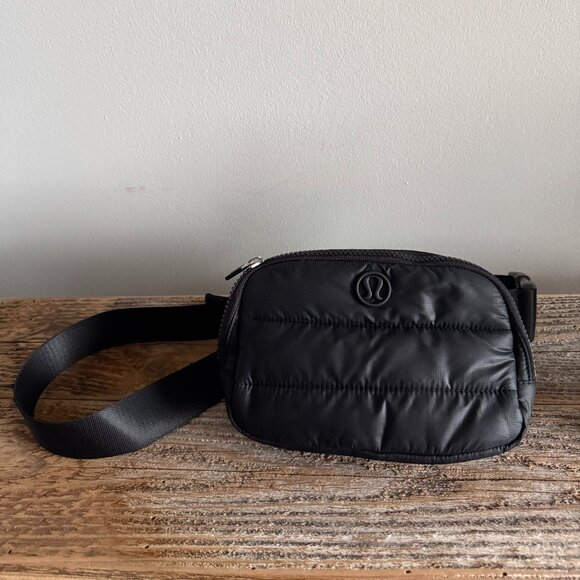 USED-Lululemon Athletica Everywhere Belt Bag 1L Wunder Puff in Black - Picture 1 of 5